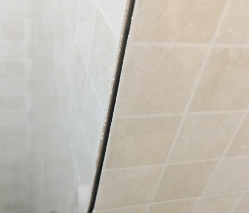 鹰潭市瓷砖空鼓维修公司分享阳台瓷砖脱落的修复过程可以分为以下几个步骤