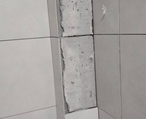 鹰潭市瓷砖空鼓维修公司分享下瓷砖施工前基层浇水润湿程度不足，可能导致以下问题