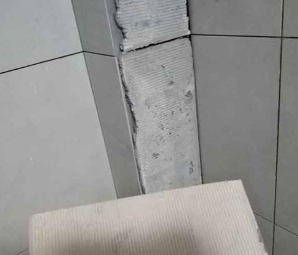 鹰潭市瓷砖空鼓维修公司分享下厨房瓷砖脱落的补救措施。